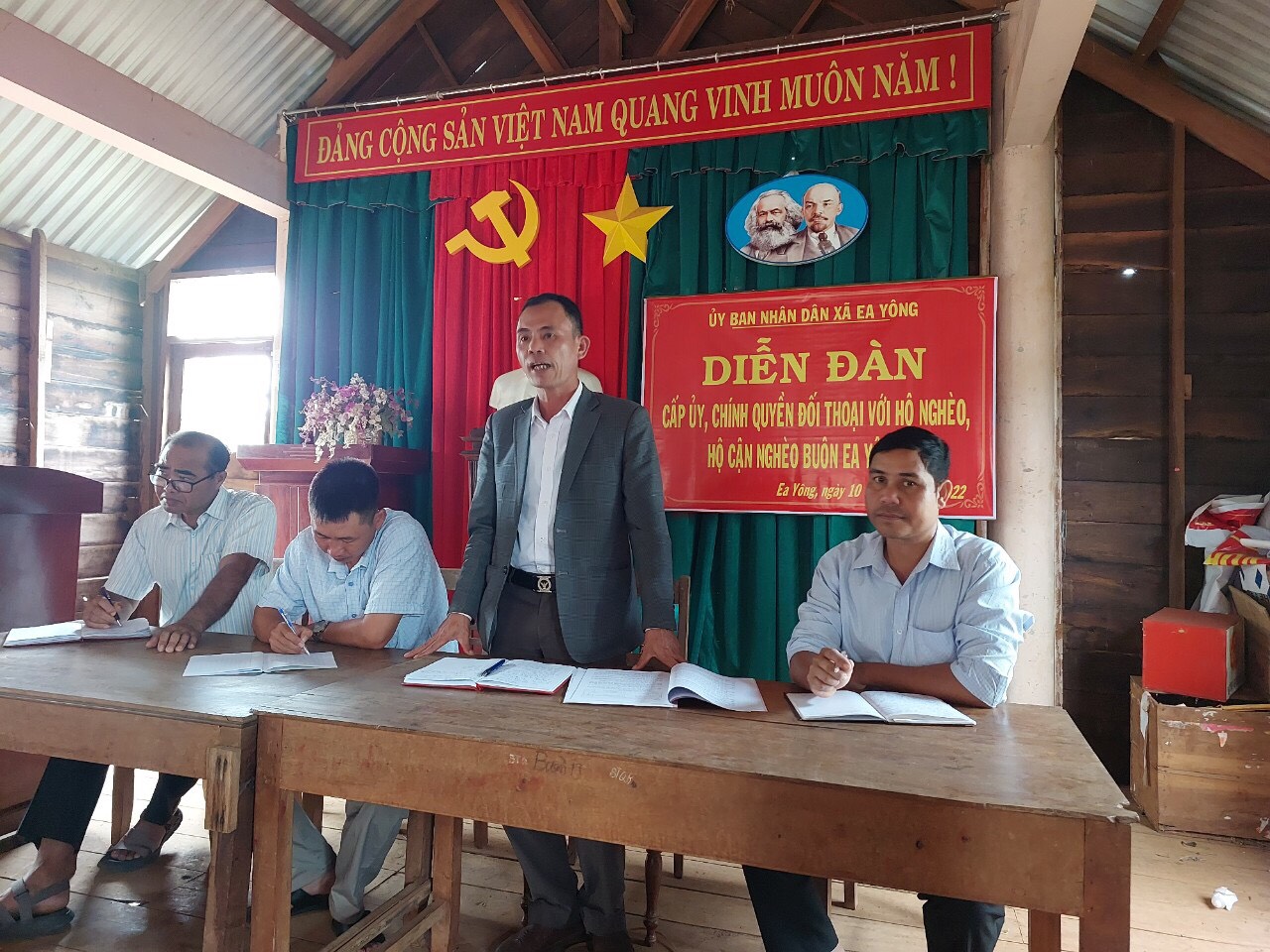 Xã Ea Yông tổ chức diễn đàn đối thoại với hộ nghèo năm 2022  tại buôn Ea Yông B